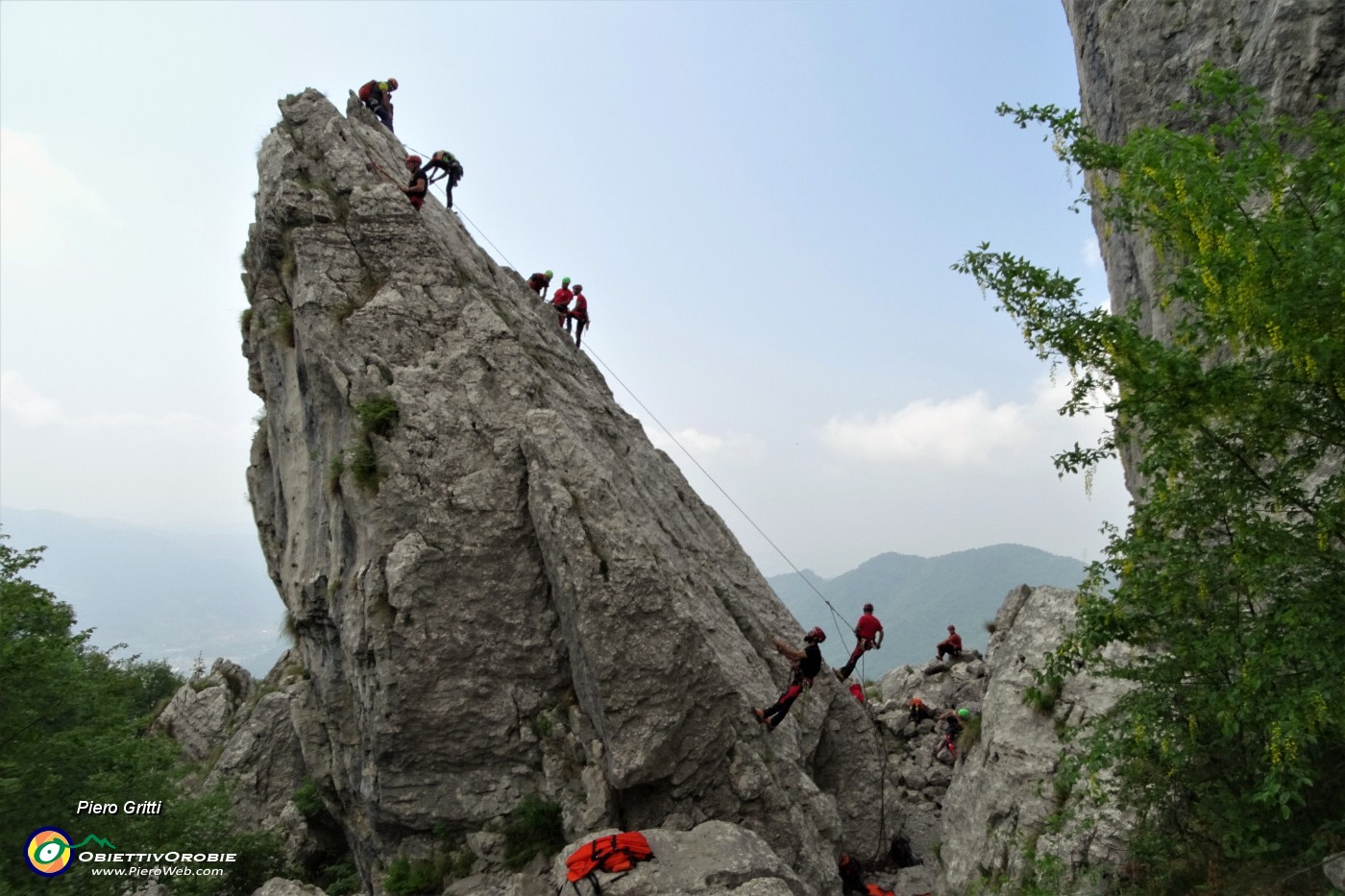 68 Arrampicatori sul Torrione Gemelli.JPG